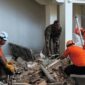 Petugas saat melakukan evakuasi dampak gempa NTT. (ANTARA FOTO/Gregorio J Gilber)
