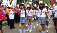 Keikutsertaan Boti dalam barisan gerak jalan peringatan Hari Ulang Tahun (HUT) ke-81 Kemerdekaan RI di Kabupaten Bone menuai polemik. (int)