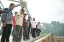 Bupati Luwu H. Patahudding dan rombongan meninjau langsung pembangunan jembatan Salujambu. (ist)