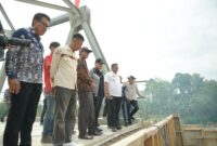 Bupati Luwu H. Patahudding dan rombongan meninjau langsung pembangunan jembatan Salujambu. (ist)