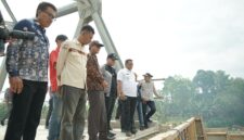 Bupati Luwu H. Patahudding dan rombongan meninjau langsung pembangunan jembatan Salujambu. (ist)