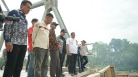 Bupati Luwu H. Patahudding dan rombongan meninjau langsung pembangunan jembatan Salujambu. (ist)