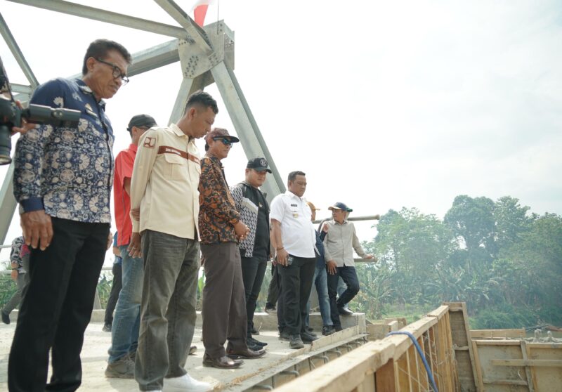 Bupati Luwu H. Patahudding dan rombongan meninjau langsung pembangunan jembatan Salujambu. (ist)