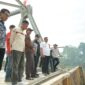 Bupati Luwu H. Patahudding dan rombongan meninjau langsung pembangunan jembatan Salujambu. (ist)