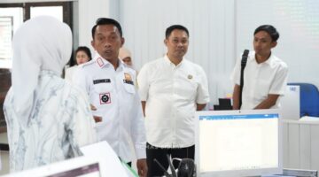 Bupati Sidrap Syaharuddin Alrif saat sidak di salah satu kantor OPD. (ist)