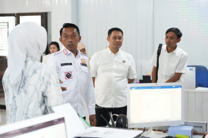 Bupati Sidrap Syaharuddin Alrif saat sidak di salah satu kantor OPD. (ist)