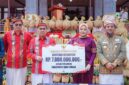 Gubernur Sulsel Andi Sudirman Sulaiman menyerahkan bantuan keuangan Rp7 miliar kepada Bupati Tana Toraja Zadrak Tombeg dalam rangkaian Festival Tallu Lolona di Lapangan Masero, Tana Toraja, Senin (31/8/2026). (ist)