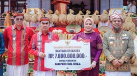 Gubernur Sulsel Andi Sudirman Sulaiman menyerahkan bantuan keuangan Rp7 miliar kepada Bupati Tana Toraja Zadrak Tombeg dalam rangkaian Festival Tallu Lolona di Lapangan Masero, Tana Toraja, Senin (31/8/2026). (ist)