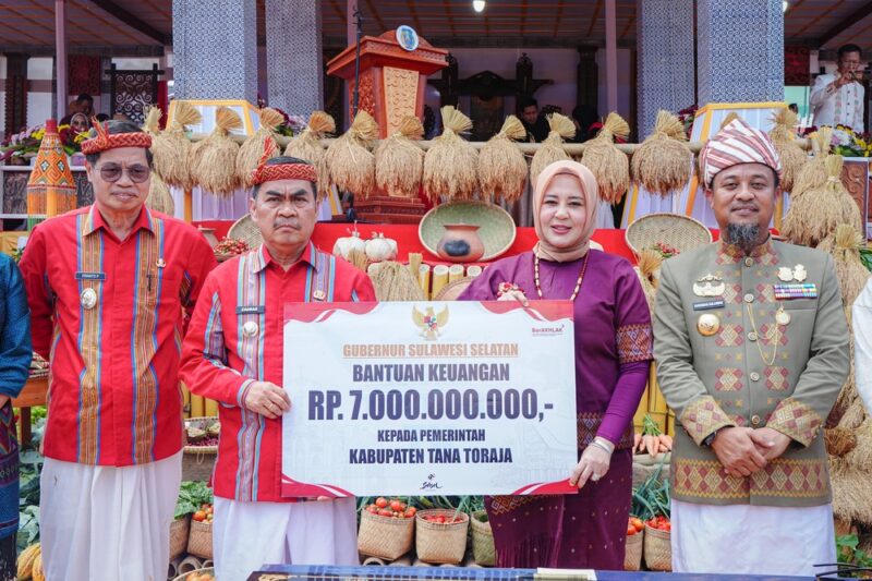 Gubernur Sulsel Andi Sudirman Sulaiman menyerahkan bantuan keuangan Rp7 miliar kepada Bupati Tana Toraja Zadrak Tombeg dalam rangkaian Festival Tallu Lolona di Lapangan Masero, Tana Toraja, Senin (31/8/2026). (ist)