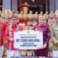 Gubernur Sulsel Andi Sudirman Sulaiman menyerahkan bantuan keuangan Rp7 miliar kepada Bupati Tana Toraja Zadrak Tombeg dalam rangkaian Festival Tallu Lolona di Lapangan Masero, Tana Toraja, Senin (31/8/2026). (ist)