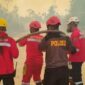 Proses pemadaman api di Kecamatan Kasai, Berau. (Dok KPHP Berau Utara)