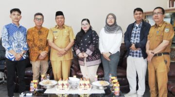 Wakil Bupati Kepulauan Selayar Muhtar dengan Tim BPK Perwakilan Sulsel. (ist)