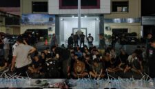 Polisi menangkap 104 orang yang diduga menggunakan narkotika saat menggerebek Kampung Borta, Kecamatan Tallo, Makassar. Foto: CNN Indonesia/ Ilham