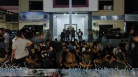 Polisi menangkap 104 orang yang diduga menggunakan narkotika saat menggerebek Kampung Borta, Kecamatan Tallo, Makassar. Foto: CNN Indonesia/ Ilham