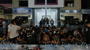 Polisi menangkap 104 orang yang diduga menggunakan narkotika saat menggerebek Kampung Borta, Kecamatan Tallo, Makassar. Foto: CNN Indonesia/ Ilham