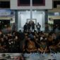 Polisi menangkap 104 orang yang diduga menggunakan narkotika saat menggerebek Kampung Borta, Kecamatan Tallo, Makassar. Foto: CNN Indonesia/ Ilham