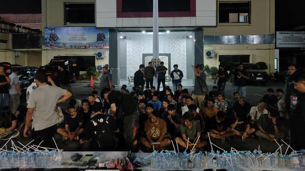 Polisi menangkap 104 orang yang diduga menggunakan narkotika saat menggerebek Kampung Borta, Kecamatan Tallo, Makassar. Foto: CNN Indonesia/ Ilham