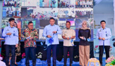 Gubernur Sulawesi Selatan Andi Sudirman Sulaiman mendampingi Kepala BGN Sudaryono meresmikan SPPG untuk wilayah 3T di Takalar. (ist)