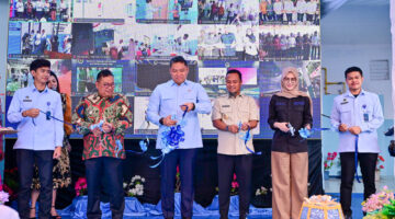 Gubernur Sulawesi Selatan Andi Sudirman Sulaiman mendampingi Kepala BGN Sudaryono meresmikan SPPG untuk wilayah 3T di Takalar. (ist)
