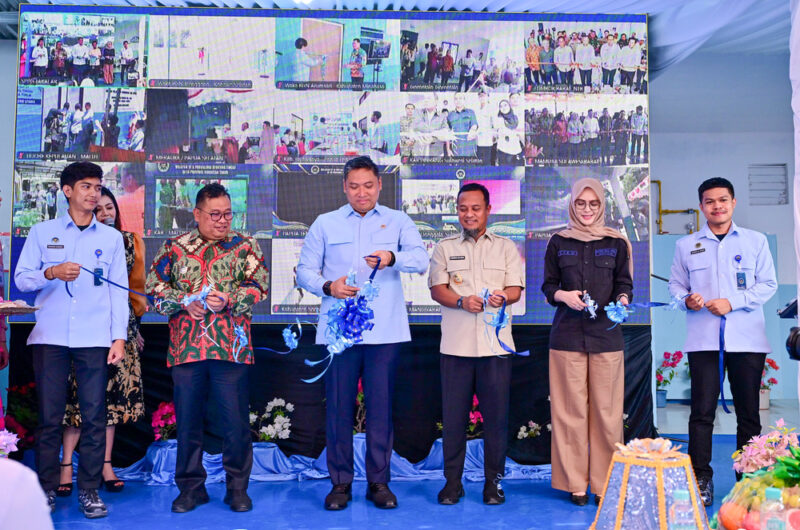 Gubernur Sulawesi Selatan Andi Sudirman Sulaiman mendampingi Kepala BGN Sudaryono meresmikan SPPG untuk wilayah 3T di Takalar. (ist)
