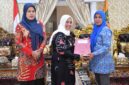 Bupati Sinjai, Hj. Ratnawati Arif menerima secara simbolis bantuan susu dari KemenPPPA-RI. (ist)