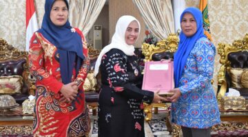 Bupati Sinjai, Hj. Ratnawati Arif menerima secara simbolis bantuan susu dari KemenPPPA-RI. (ist)