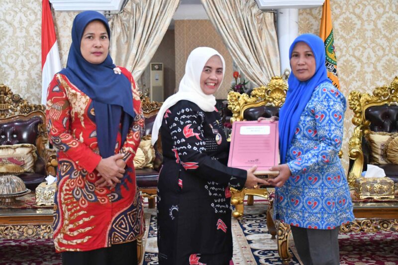 Bupati Sinjai, Hj. Ratnawati Arif menerima secara simbolis bantuan susu dari KemenPPPA-RI. (ist)