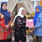 Bupati Sinjai, Hj. Ratnawati Arif menerima secara simbolis bantuan susu dari KemenPPPA-RI. (ist)