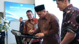 Wali Kota Makassar Munafri Arifuddin meresmikan dealer Geely Ricklean, Jumat (23/19). (ist)