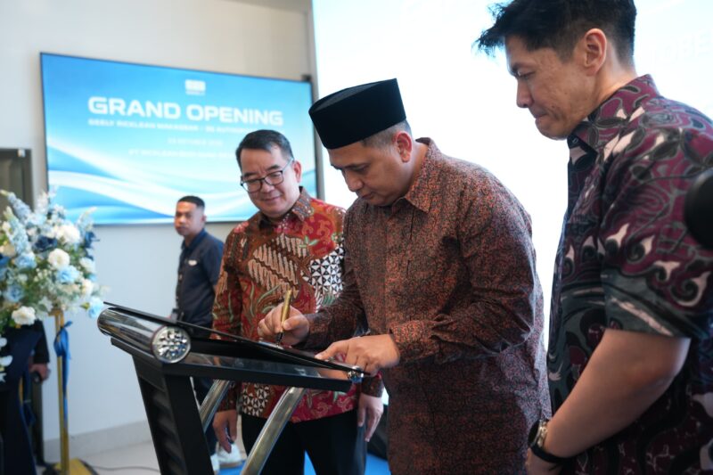 Wali Kota Makassar Munafri Arifuddin meresmikan dealer Geely Ricklean, Jumat (23/19). (ist)