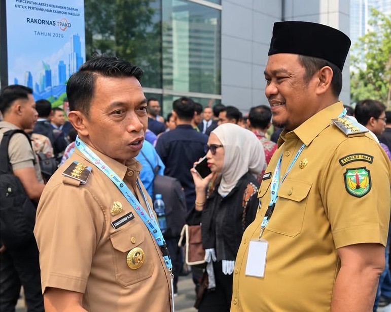 Bupati Luwu H. Patahudding bersama Bupati Sidrap Syaharuddin Alrif di lokasi Rakornas TPAKD, Jakarta, Kamis (22/10). (ist)