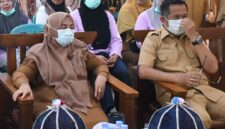 Bupati Sinjai Ratnawati Arif diddampingi Kadinkes Sinjai, dr. Kahar Anies. (ist)