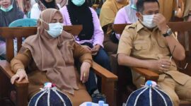 Bupati Sinjai Ratnawati Arif diddampingi Kadinkes Sinjai, dr. Kahar Anies. (ist)