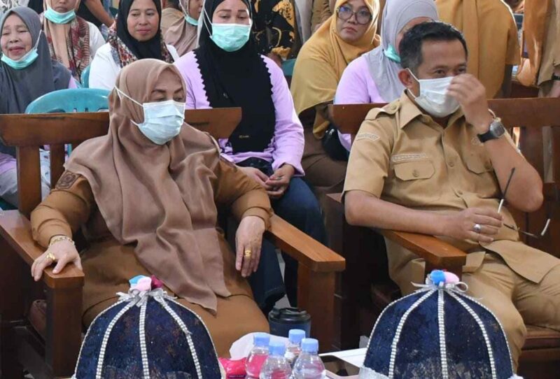 Bupati Sinjai Ratnawati Arif diddampingi Kadinkes Sinjai, dr. Kahar Anies. (ist)