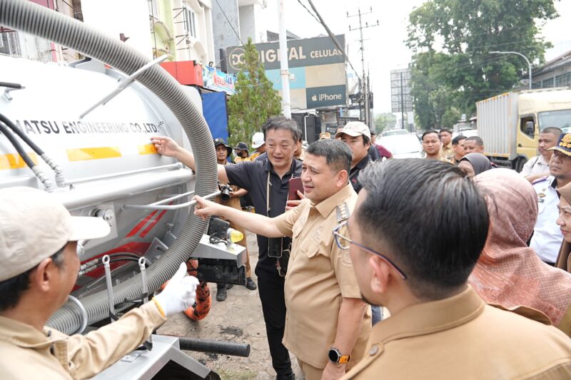 Munafri Uji Alternatif Penanganan Banjir, Kendaraan Penyedot dan Penyemprot Air Diperagakan. (ist)