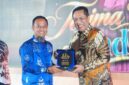 Gubernur Sulsel Andi Sudirman Sulaiman memberikan cindera mata kepada Irjen Pol. Djuhandhani. (ist)