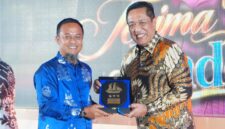 Gubernur Sulsel Andi Sudirman Sulaiman memberikan cindera mata kepada Irjen Pol. Djuhandhani. (ist)
