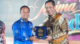 Gubernur Sulsel Andi Sudirman Sulaiman memberikan cindera mata kepada Irjen Pol. Djuhandhani. (ist)