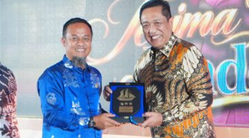Gubernur Sulsel Andi Sudirman Sulaiman memberikan cindera mata kepada Irjen Pol. Djuhandhani. (ist)