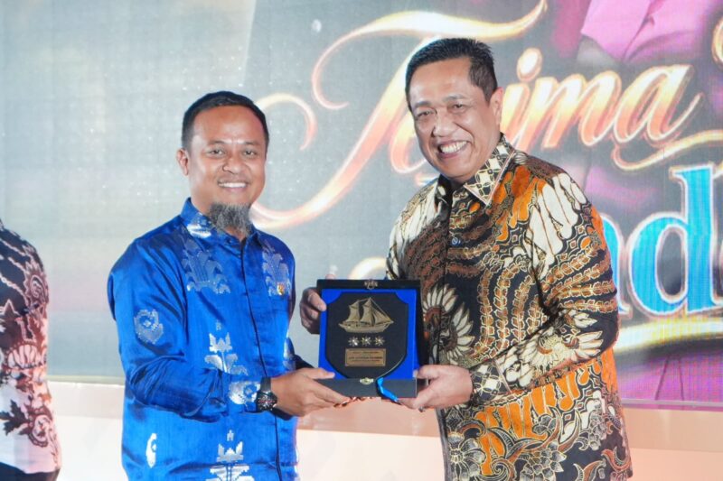 Gubernur Sulsel Andi Sudirman Sulaiman memberikan cindera mata kepada Irjen Pol. Djuhandhani. (ist)