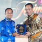 Gubernur Sulsel Andi Sudirman Sulaiman memberikan cindera mata kepada Irjen Pol. Djuhandhani. (ist)