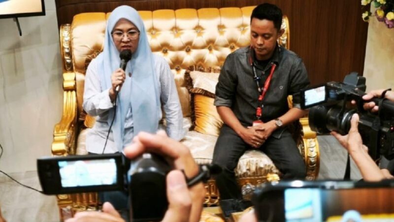 Bupati Gowa Sitti Husniah Talenrang mengadakan konferensi pers terkait dugaan sabotase surat Mahkamah Agung. (int)