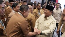 Wali Kota Makassar Munafri Arifuddin bersalaman dengan Presiden Prabowo Subianto. (ist_