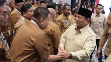 Wali Kota Makassar Munafri Arifuddin bersalaman dengan Presiden Prabowo Subianto. (ist_