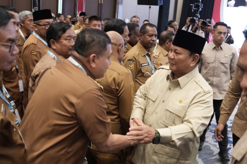 Wali Kota Makassar Munafri Arifuddin bersalaman dengan Presiden Prabowo Subianto. (ist_
