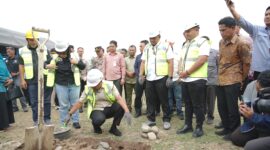 Gubernur Sulsel Letakkan Batu Pertama, Lapangan Pallempang Luwu Segera Berbenah. (ist)