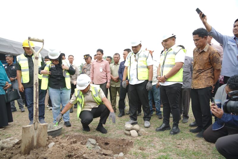 Gubernur Sulsel Letakkan Batu Pertama, Lapangan Pallempang Luwu Segera Berbenah. (ist)