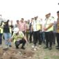 Gubernur Sulsel Letakkan Batu Pertama, Lapangan Pallempang Luwu Segera Berbenah. (ist)