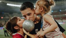 Justin Hubner bersama istri dan anaknya. (int)