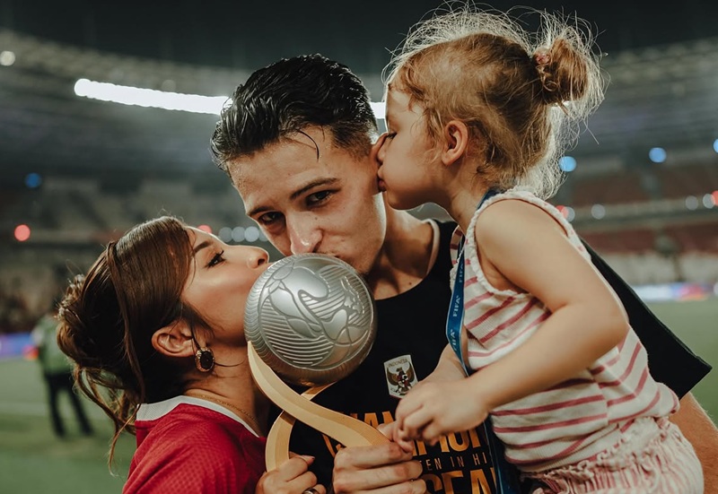 Justin Hubner bersama istri dan anaknya. (int)